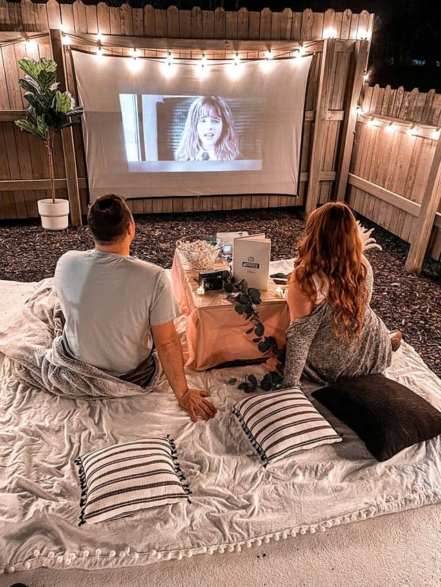 Looking for the perfect gift this holiday season? Find electronic essentials, inspired by our favorite influencers.